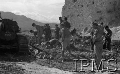 Maj 1944, Cassino, Włochy.
Prace saperów przy oczyszczaniu dróg z min.
Fot. por. Ostrowski, Instytut Polski im. Gen. Sikorskiego w Londynie [album negatywowy L-II Monte Cassino] - płachta 6