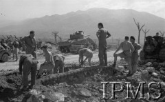 Maj 1944, Cassino, Włochy.
Prace saperów przy oczyszczaniu drogi z min. 
Fot. por. Ostrowski, Instytut Polski im. Gen. Sikorskiego w Londynie [album negatywowy L-II Monte Cassino] - płachta 6
