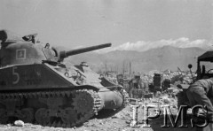 Maj 1944, Cassino, Włochy.
Czołg stojący na drodze, w tle góry.
Fot. por. Ostrowski, Instytut Polski im. Gen. Sikorskiego w Londynie [album negatywowy L-II Monte Cassino] - płachta 6