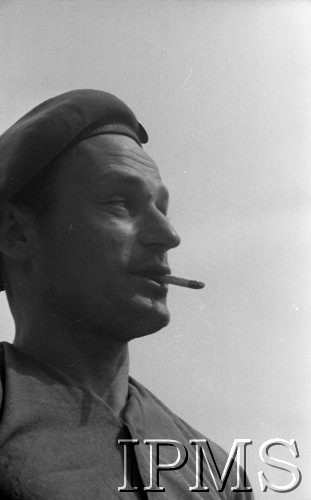 Maj 1944, Cassino, Włochy.
Portret żołnierza z papierosem.
Fot. por. Ostrowski, Instytut Polski im. Gen. Sikorskiego w Londynie [album negatywowy L-II Monte Cassino] - płachta 6
