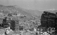 Maj 1944, Cassino, Włochy.
Teren walk żołnierzy 2 Korpusu, skrzynie z amunicją i pociski.
Fot. por. Ostrowski, Instytut Polski im. Gen. Sikorskiego w Londynie [album negatywowy L-II Monte Cassino] - płachta 6