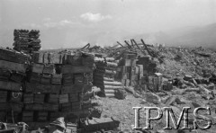 Maj 1944, Cassino, Włochy.
Teren walk żolnierzy 2 Korpusu, skrzynie z amunicją i pociski.
Fot. por. Ostrowski, Instytut Polski im. Gen. Sikorskiego w Londynie [album negatywowy L-II Monte Cassino] - płachta 6