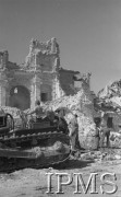 Maj 1944, Cassino, Włochy.
Buldożer przy pracach saperskich.
Fot. por. Ostrowski, Instytut Polski im. Gen. Sikorskiego w Londynie [album negatywowy L-II Monte Cassino] - płachta 6