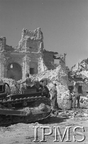 Maj 1944, Cassino, Włochy.
Buldożer przy pracach saperskich.
Fot. por. Ostrowski, Instytut Polski im. Gen. Sikorskiego w Londynie [album negatywowy L-II Monte Cassino] - płachta 6