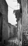Maj 1944, Cassino, Włochy.
Charakterystyczna wąska uliczka - suszące się pranie.
Fot. por. Ostrowski, Instytut Polski im. Gen. Sikorskiego w Londynie [album negatywowy L-II Monte Cassino] - płachta 6