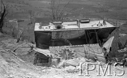 Maj 1944, Cassino, Włochy.
Zniszczony czołg przy drodze.
Fot. por. Ostrowski, Instytut Polski im. Gen. Sikorskiego w Londynie [album negatywowy L-II Monte Cassino] - płachta 6