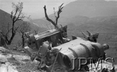 Maj 1944, Cassino, Włochy.
Zniszczony czołg przy drodze.
Fot. por. Ostrowski, Instytut Polski im. Gen. Sikorskiego w Londynie [album negatywowy L-II Monte Cassino] - płachta 6