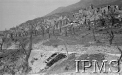 Maj 1944, Cassino, Włochy.
Usunięty z drogi czołg, wyżej zniszczone domy.
Fot. por. Ostrowski, Instytut Polski im. Gen. Sikorskiego w Londynie [album negatywowy L-II Monte Cassino] - płachta 6