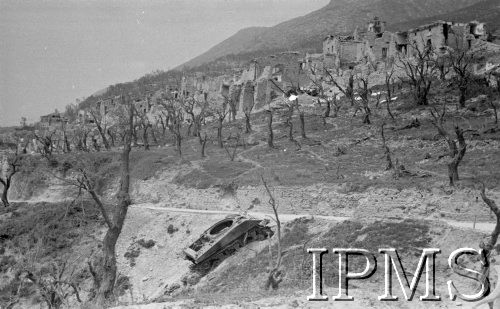 Maj 1944, Cassino, Włochy.
Usunięty z drogi czołg, wyżej zniszczone domy.
Fot. por. Ostrowski, Instytut Polski im. Gen. Sikorskiego w Londynie [album negatywowy L-II Monte Cassino] - płachta 6