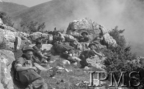 Maj 1944, Cassino, Włochy.
Grupa żołnierzy odpoczywających wśród skał.
Fot. por. Ostrowski, Instytut Polski im. Gen. Sikorskiego w Londynie [album negatywowy L-II Monte Cassino] - płachta 6
