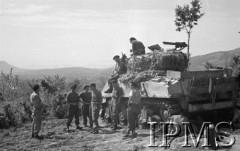 Maj 1944, Cassino, Włochy.
Załoga obok czołgu pokrytego siatką maskującą.
Fot. por. Ostrowski, Instytut Polski im. Gen. Sikorskiego w Londynie [album negatywowy L-II Monte Cassino] - płachta 7
