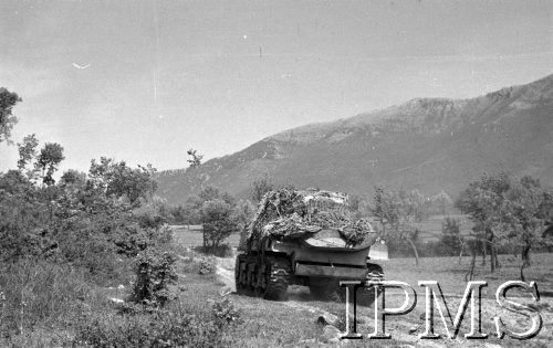 Maj 1944, Cassino, Włochy.
Czołg pokryty siatką maskującą jadący drogą.
Fot. por. Ostrowski, Instytut Polski im. Gen. Sikorskiego w Londynie [album negatywowy L-II Monte Cassino] - płachta 7
