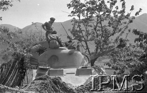 Maj 1944, Cassino, Włochy.
Czołg z przeciwlotniczym działem na pozycji.  
Fot. por. Ostrowski, Instytut Polski im. Gen. Sikorskiego w Londynie [album negatywowy L-II Monte Cassino] - płachta 7