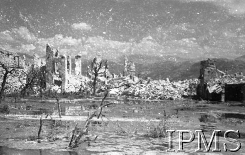 Maj 1944, Cassino, Włochy.
Bitwa pod Monte Cassino, zniszczone zabudowania w okolicach klasztoru.
Fot. NN, Instytut Polski im. Gen. Sikorskiego w Londynie [Album negatywowy - Monte Cassino]

