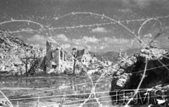 Maj 1944, Cassino, Włochy.
Bitwa pod Monte Cassino, zniszczone zabudowania w okolicach klasztoru.
Fot. NN, Instytut Polski im. Gen. Sikorskiego w Londynie [Album negatywowy - Monte Cassino]

