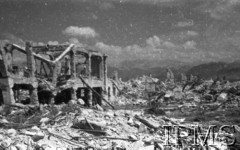 Maj 1944, Cassino, Włochy.
Bitwa pod Monte Cassino, zniszczone zabudowania w okolicach klasztoru.
Fot. NN, Instytut Polski im. Gen. Sikorskiego w Londynie [Album negatywowy - Monte Cassino]

