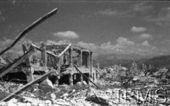 Maj 1944, Cassino, Włochy.
Bitwa pod Monte Cassino, zniszczone zabudowania w okolicach klasztoru.
Fot. NN, Instytut Polski im. Gen. Sikorskiego w Londynie [Album negatywowy - Monte Cassino]

