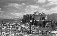 Maj 1944, Cassino, Włochy.
Bitwa pod Monte Cassino, zniszczone zabudowania w okolicach klasztoru.
Fot. NN, Instytut Polski im. Gen. Sikorskiego w Londynie [Album negatywowy - Monte Cassino]

