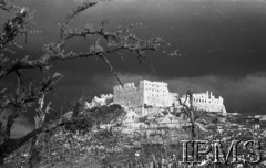 Maj 1944, Cassino, Włochy.
Bitwa pod Monte Cassino, widok zniszczonego klasztoru Benedyktynów.
Fot. NN, Instytut Polski im. Gen. Sikorskiego w Londynie [Album negatywowy - Monte Cassino]

