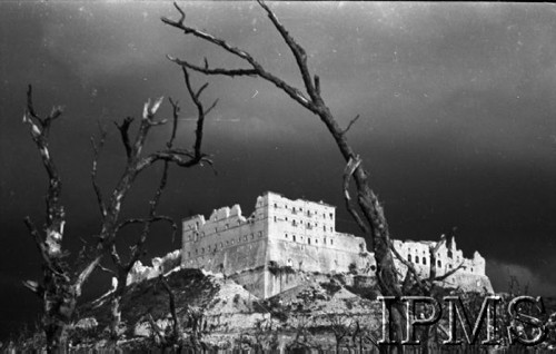 Maj 1944, Cassino, Włochy.
Bitwa pod Monte Cassino, widok zniszczonego klasztoru Benedyktynów.
Fot. NN, Instytut Polski im. Gen. Sikorskiego w Londynie [Album negatywowy - Monte Cassino]


