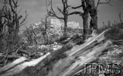 Maj 1944, Cassino, Włochy.
Bitwa pod Monte Cassino, widok zniszczonego klasztoru Benedyktynów.
Fot. NN, Instytut Polski im. Gen. Sikorskiego w Londynie [Album negatywowy - Monte Cassino]

