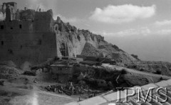 Maj 1944, Cassino, Włochy.
Bitwa pod Monte Cassino, fragment zniszczonego klasztoru Benedyktynów.
Fot. NN, Instytut Polski im. Gen. Sikorskiego w Londynie [Album negatywowy - Monte Cassino]

