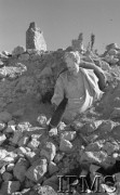 Maj 1944, Cassino, Włochy.
Bitwa pod Monte Cassino, ruiny klasztoru Benedyktynów.
Fot. NN, Instytut Polski im. Gen. Sikorskiego w Londynie [Album negatywowy - Monte Cassino]


