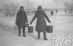 Listopad 1941, ZSRR.
Tworzenie Armii Polskiej na Wschodzie - żołnierze niosący wodę w wiadrach.
Fot. NN, Instytut Polski im. Gen. Sikorskiego w Londynie [czerwony segregator]