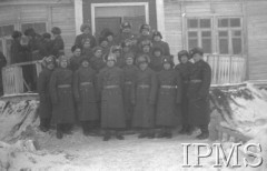 Listopad 1941, ZSRR.
Tworzenie Armii Polskiej na Wschodzie - grupa oficerów przed budynkiem.
Fot. NN, Instytut Polski im. Gen. Sikorskiego w Londynie [czerwony segregator]