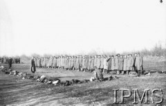 1941, ZSRR.
Tworzenie Armii Polskiej na Wschodzie - żołnierze przebrani z łachmanów w mundury.
Fot. NN, Instytut Polski im. Gen. Sikorskiego w Londynie [czerwony segregator]