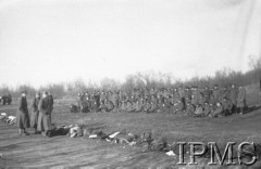 1941, ZSRR.
Tworzenie Armii Polskiej na Wschodzie - żołnierze przebrani z łachmanów w mundury.
Fot. NN, Instytut Polski im. Gen. Sikorskiego w Londynie [czerwony segregator]