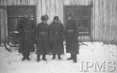 Listopad 1941, ZSRR.
Tworzenie Armii Polskiej na Wschodzie - czterej żołnierze przed budynkiem.
Fot. NN, Instytut Polski im. Gen. Sikorskiego w Londynie [czerwony segregator]