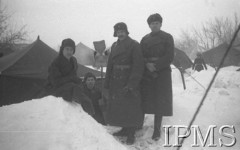 Listopad 1941, ZSRR.
Tworzenie Armii Polskiej na Wschodzie - żołnierze przed namiotem.
Fot. NN, Instytut Polski im. Gen. Sikorskiego w Londynie [czerwony segregator]