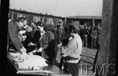 Październik 1944, Fallingbostel, Niemcy.
Żołnierze Armii Krajowej wzięci do niewoli po upadku Powstania Warszawskiego.
Opis do zbioru: Rejestracja odbyła się w Fallingbostel - stalag XI B. Tam zrobiono nam fotografie i dano numery. Te numery towarzyszyły nam już do końca poprzez obozy Bergen Belsen i Oberlangen. 
Fot. NN, Instytut Polski im. Gen. Sikorskiego w Londynie [Album negatywowy - Stalag XI B Fallingbostel]
