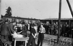 Październik 1944, Fallingbostel, Niemcy.
Żołnierze Armii Krajowej wzięci do niewoli po upadku Powstania Warszawskiego.
Opis do zbioru: Rejestracja odbyła się w Fallingbostel - stalag XI B. Tam zrobiono nam fotografie i dano numery. Te numery towarzyszyły nam już do końca poprzez obozy Bergen Belsen i Oberlangen. 
Fot. NN, Instytut Polski im. Gen. Sikorskiego w Londynie [Album negatywowy - Stalag XI B Fallingbostel]