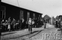 Październik 1944, Fallingbostel, Niemcy.
Żołnierze Armii Krajowej wzięci do niewoli po upadku Powstania Warszawskiego.
Opis do zbioru: Rejestracja odbyła się w Fallingbostel - stalag XI B. Tam zrobiono nam fotografie i dano numery. Te numery towarzyszyły nam już do końca poprzez obozy Bergen Belsen i Oberlangen. 
Fot. NN, Instytut Polski im. Gen. Sikorskiego w Londynie [Album negatywowy - Stalag XI B Fallingbostel]
