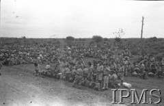 Koniec marca 1942, Pahlewi, Iran.
Ewakuacja Armii Andersa z ZSRR. Żołnierze czekają na brzegu Morza Kaspijskiego na dalszy transport. Na głowach mają nowozelandzkie kapelusze.
Fot. Bronisław Haberski, Instytut Polski im. Gen. Sikorskiego w Londynie [album negatywowy B-I IRAN] - płachta 1