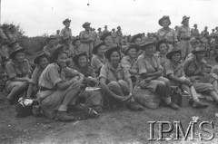 Koniec marca 1942, Pahlewi, Iran.
Ewakuacja Armii Andersa z ZSRR. Grupa junaczek w nowozelandzkich kapeluszach, oczekująca na brzegu Morza Kaspijskiego na dalszy transport.
Fot. Bronisław Haberski, Instytut Polski im. Gen. Sikorskiego w Londynie [album negatywowy B-I IRAN] - płachta 1
