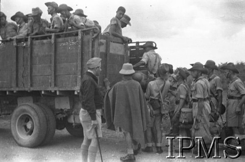 Koniec marca 1942, Pahlewi, Iran.
Ewakuacja Armii Andersa z ZSRR. Żołnierze wsiadający na ciężarówkę.
Fot. Bronisław Haberski, Instytut Polski im. Gen. Sikorskiego w Londynie [album negatywowy B-I IRAN] - płachta 1