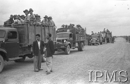 Koniec marca 1942, Pahlewi, Iran.
Ewakuacja Armii Andersa z ZSRR. Kolumna ciężarówek z polskimi żołnierzami udaje się w drogę w głąb Iranu.
Fot. Bronisław Haberski, Instytut Polski im. Gen. Sikorskiego w Londynie [album negatywowy B-I IRAN] - płachta 1
