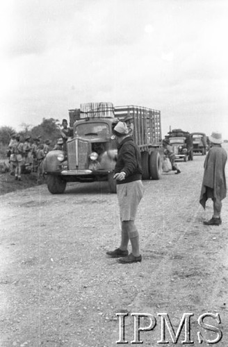 Marzec-kwiecień 1942, Pahlewi, Iran.
Ewakuacja Armii Andersa. Kolumna wozów z żołnierzami rusza w dalszą drogę.
Fot. Bronisław Haberski, Instytut Polski im. Gen. Sikorskiego w Londynie [album negatywowy B-I IRAN] - płachta 1