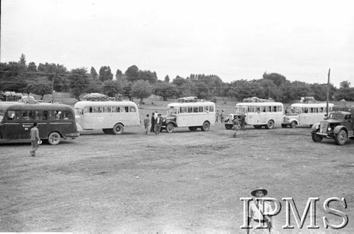 Marzec-kwiecień 1942, Pahlewi, Iran (Persja).
Ewakuacja Armii Andersa. Kolumna autobusów - na prawo policjant regulujący ruch.
Fot. Bronisław Haberski, Instytut Polski im. Gen. Sikorskiego w Londynie [album negatywowy B-I IRAN] - płachta 1