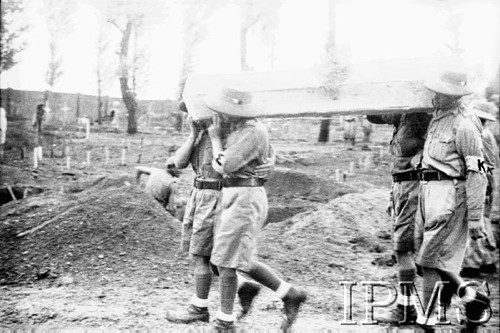 Marzec-kwiecień 1942, Pahlewi, Iran (Persja).
Ewakuacja Armii Andersa. Pogrzeb trzech polskich żołnierzy, którzy zmarli po przybyciu do Iranu.
Fot. Bronisław Haberski, Instytut Polski im. Gen. Sikorskiego w Londynie [album negatywowy B-I IRAN] - płachta 1