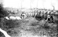 Marzec-kwiecień 1942, Pahlewi, Iran (Persja).
Ewakuacja Armii Andersa. Pogrzeb trzech żołnierzy, którzy zmarli po przybyciu do Iranu. Tyłem stoi ksiądz kapelan ze stułą na mundurze.
Fot. Bronisław Haberski, Instytut Polski im. Gen. Sikorskiego w Londynie [album negatywowy B-I IRAN] - płachta 1