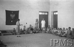 1942, Teheran, Iran (Persja).
Obóz dla polskich uchodźców. Sala szkolna - dzieci siedzą na podłodze i pilnie słuchają wykładu nauczycielki.
Fot. NN, Instytut Polski im. Gen. Sikorskiego w Londynie [album negatywowy B-I IRAN] - płachta 34