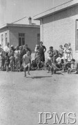 1942, Teheran, Iran (Persja).
Obóz dla polskich uchodźców, bawiące się dzieci.
Fot. NN, Instytut Polski im. Gen. Sikorskiego w Londynie [album negatywowy B-I IRAN] - płachta 34