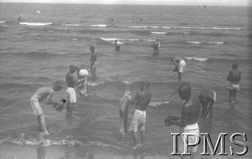 Sierpień 1942, Pahlewi, Iran (Persja).
Żołnierze Armii Andersa podczas kąpieli w Morzu Kaspijskim.
Fot. NN, Instytut Polski im. Gen. Sikorskiego w Londynie [album negatywowy B-I IRAN] - płachta 35