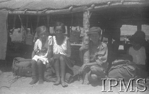 Sierpień 1942, Pahlewi, Iran (Persja).
Obóz dla polskich uchodźców. Junaczki siedzą w szałasie obok swoich plecaków.
Fot. NN, Instytut Polski im. Gen. Sikorskiego w Londynie [album negatywowy B-I IRAN] - płachta 35
