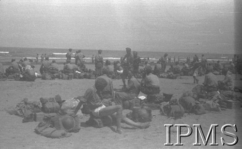 Sierpień 1942, Pahlewi, Iran (Persja).
Junacy siedzą obok swoich rzeczy na brzegu Morza Kaspijskiego.
Fot. NN, Instytut Polski im. Gen. Sikorskiego w Londynie [album negatywowy B-I IRAN] - płachta 35