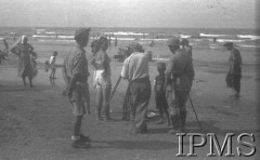 Sierpień 1942, Pahlewi, Iran (Persja).
Fotografowie na plaży podchwytują sceny z junackiego życia.
Fot. por. Ostrowski, Instytut Polski im. Gen. Sikorskiego w Londynie [album negatywowy B-I IRAN] - płachta 36